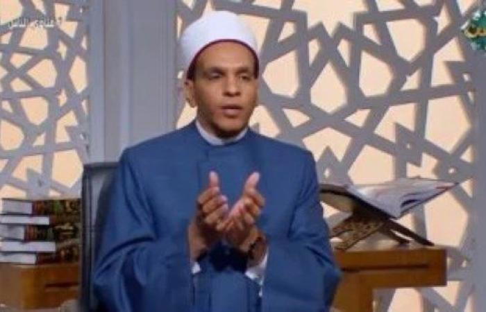 أمين الفتوى: لا يجوز الصلاة خلف إمام في التلفزيون أو الانترنت