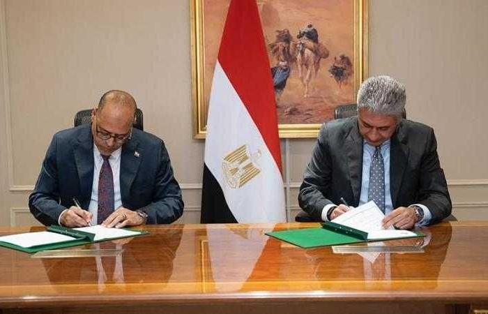 وزيرا السياحة والآثار والعمل يوقعان بروتوكول تعاون بشأن شروط وضوابط الترخيص لوحدات الإقامة الفندقية