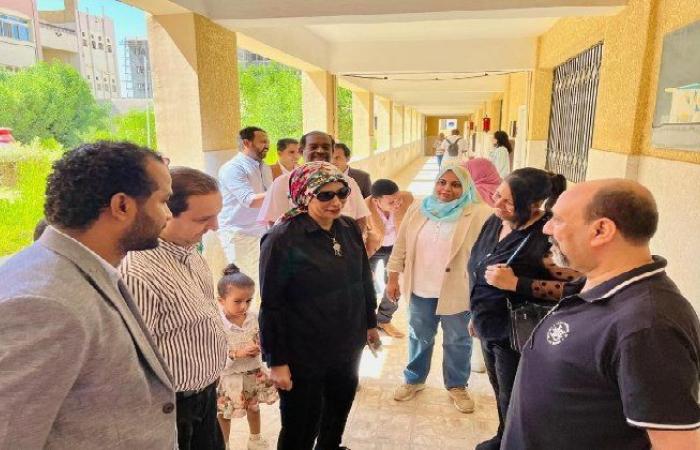رئيس جامعة الأقصر تتفقد أعمال الكشف الطب والمقابلات الشخصية للطلاب الجدد بكلية السياحة والفنادق