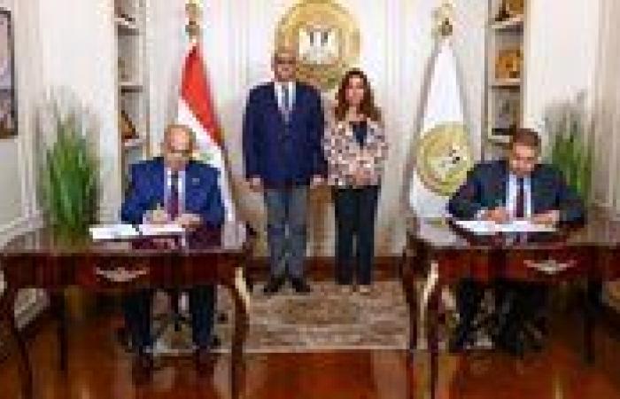 وزيرة التنمية المحلية ومحافظ القليوبية يشهدان توقيع عقد جديد لخدمات النظافة
