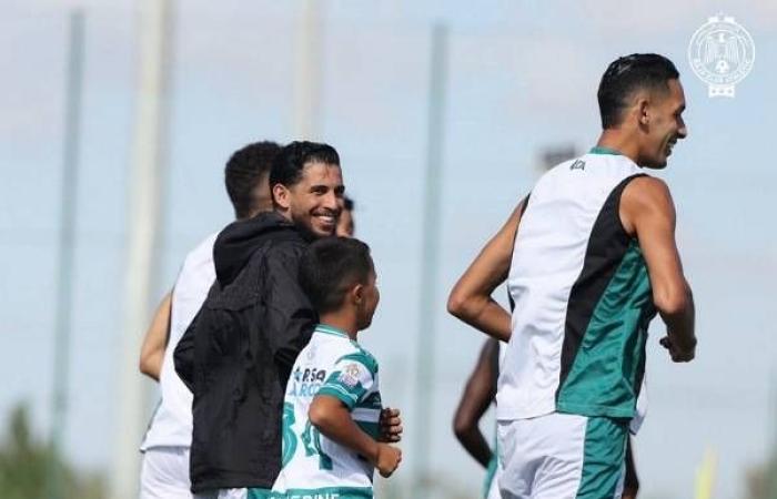 مشهد إنساني.. الرجاء يحتفي بالطفل الذي قبّل شعار الفريق