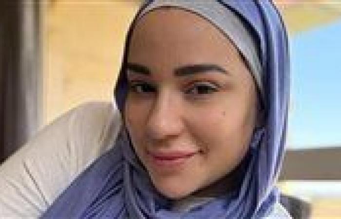 اسما شريف منير تشارك صورتها بالحجاب: بدون ميكب أو استايل جذاب بس احساس مريح جدا