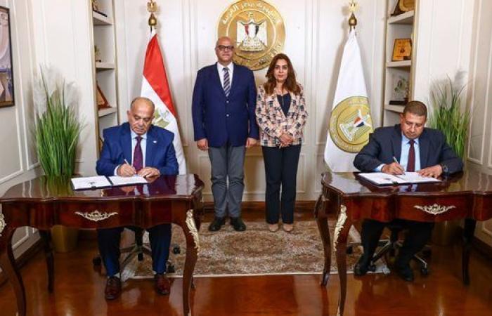 وزيرة التنمية المحلية ومحافظ القليوبية يشهدان توقيع عقد جديد لخدمات النظافة