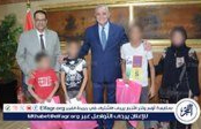 محافظ الغربية يسلم الزي المدرسي ويسدد المصروفات لـ 35 طالبًا من الأولى بالرعاية