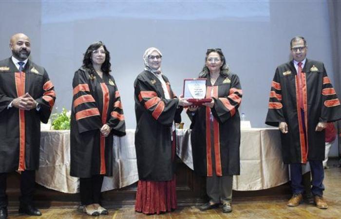 جامعة عين شمس تحتفل بتخريج الدفعة الأولى من برنامج فارم دي كلينيكال بنظام الساعات المعتمدة