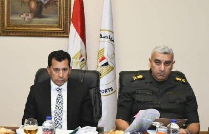 وزير الشباب والرياضة يبحث تطوير استاد القاهرة وتعظيم الاستفادة من إمكاناته