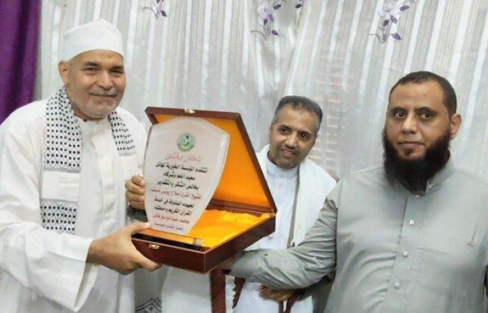 24 عامًا في خدمة القرآن الكريم.. وفد يمني يُكرم الشيخ صلاح ناصف بمحافظة الغربية (صور)