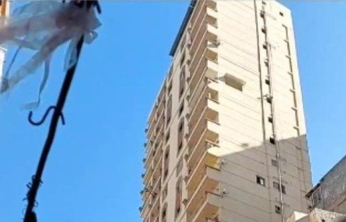 ميل عقار من 21 طابقا بالإسكندرية.. وإخلاء 11دور تمهيدًا للهدم
