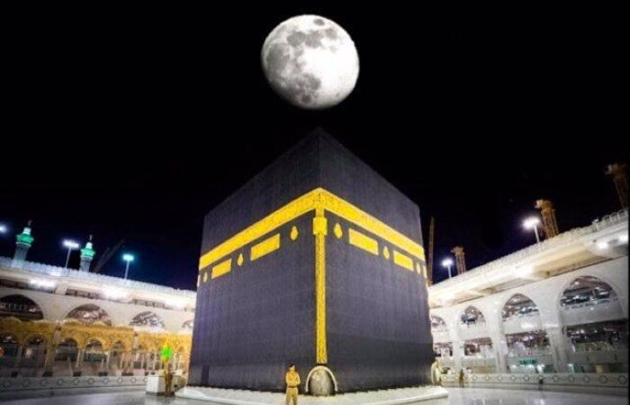 مشهد فلكي نادر.. القمر يتعامد على الكعبة المشرفة فجر اليوم