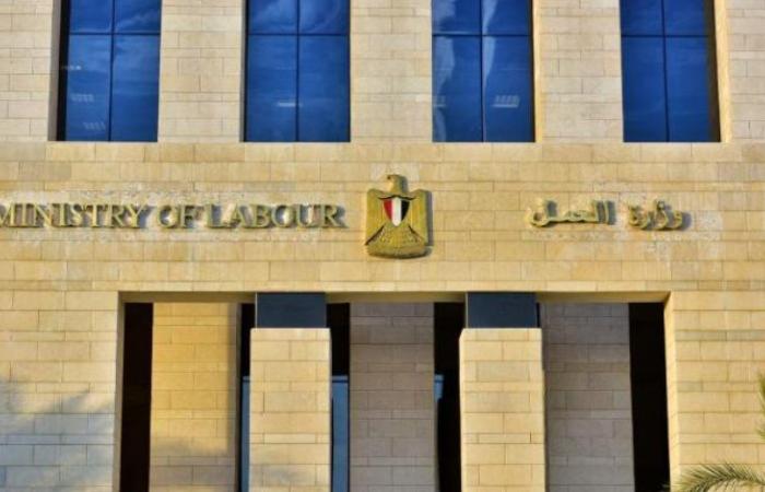 وزير العمل يوجه بالتحقيق في وفاة رضيعة على ذراع أمها العاملة داخل شركة نسيج