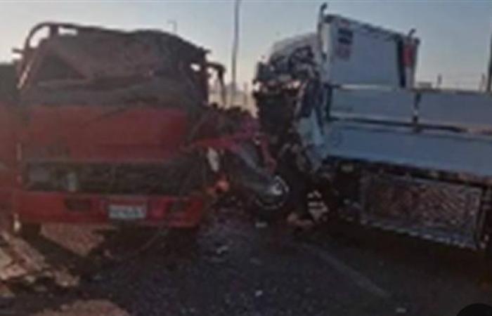 اعادة فتح طريق مرسى علم/ إدفو بعد رفع آثار حادث تصادم سيارتين
