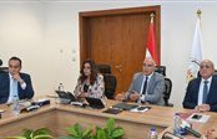 وزير الري يؤكد ضرورة الالتزام بالضوابط بشأن الأعمال على جانبي نهر النيل