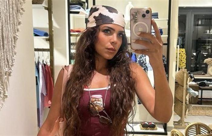 شورت برتقالي..ناهد السباعي تخطف الأنظار بإطلالة صيفية