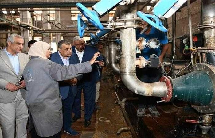 وزير الإنتاج الحربي يتابع سير العملية الإنتاجية بشركة أبو زعبل للكيماويات المتخصصة