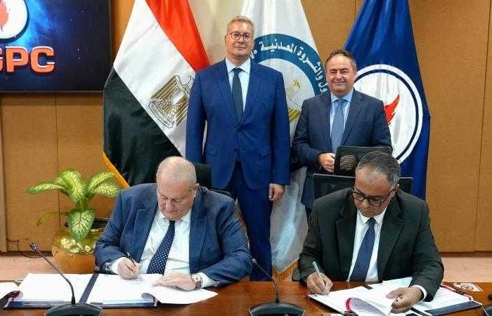 البترول توقع 3 اتفاقيات جديدة للبحث عن البترول والغاز في الصحراء الغربية وخليج السويس وشمال سيناء