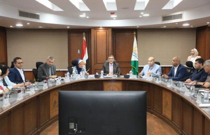 محافظ الجيزة يُناقش مقترحات تطوير منطقة عزبة الصفيح بأبو رواش
