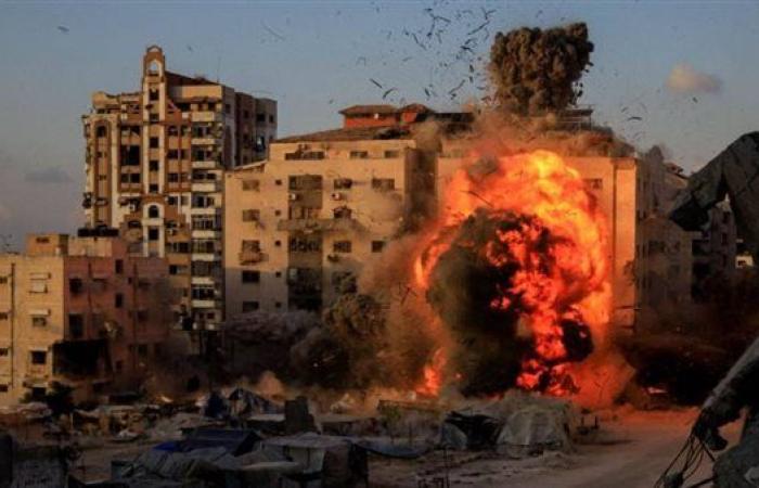 إعلام فلسطيني: جيش الاحتلال ينسف مبانٍ سكنية شمال غزة