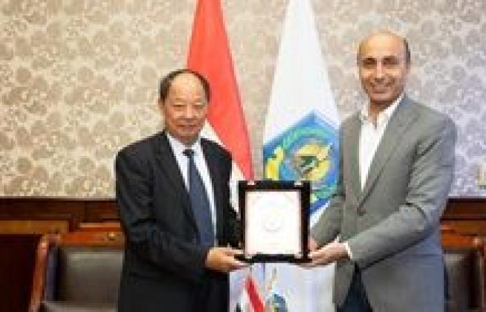 رئيس جامعة دمنهور يستقبل وفد رفيع المستوى من جامعة شاندونج الصينية لبحث سبل التعاون بين الطرفين