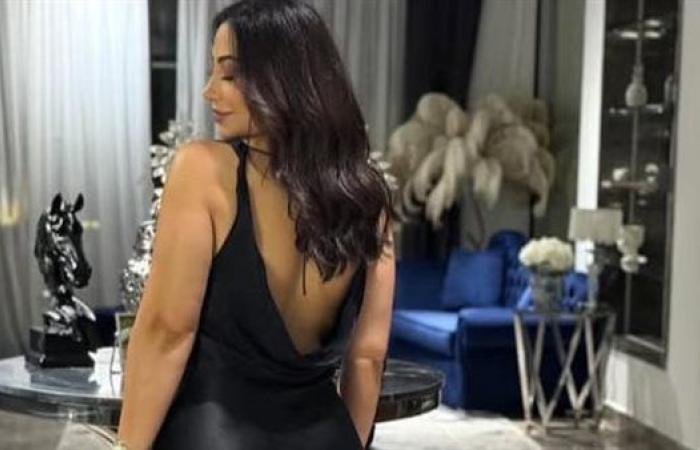"بالأسود"بوسي تتألق في أحدث ظهور لها في عيد ميلادها