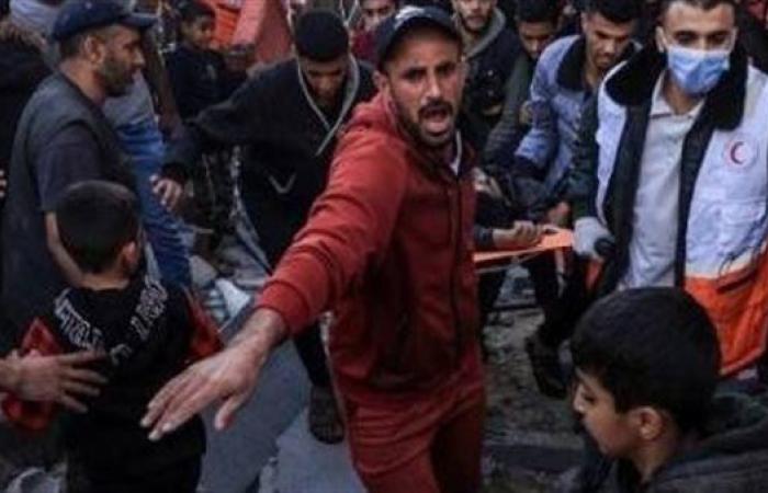 إصابة عدد من الفلسطينيين إثر قصف الاحتلال الإسرائيلي برجًا سكنيًا في مدينة غزة