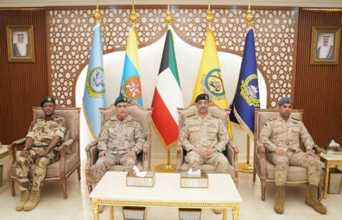 رئيس أركان الجيش الكويتي يبحث مع قائد القيادة العسكرية لمجلس التعاون الموضوعات المشتركة
