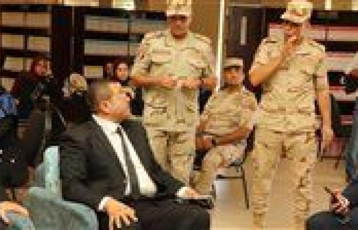 رئيس جامعة سوهاج يصطحب طلابه فى جوله موسعة داخل كلية الضباط الإحتياط