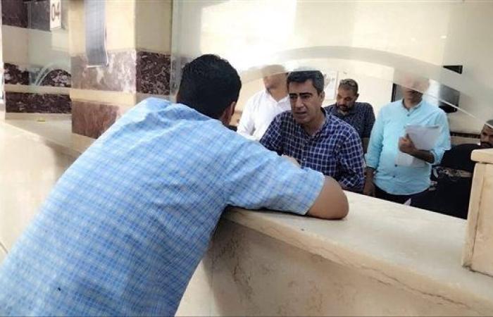 رئيس مدينة مرسى مطروح  يطمئن على حالة 14 مصابا في حادث انقلاب ميني باص
