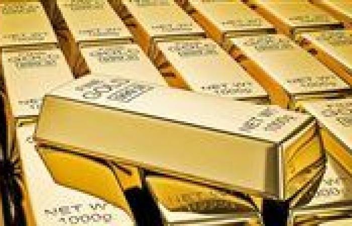ارتفاع الذهب مع تراجع الدولار قبيل اجتماع الفيدرالي الأمريكي