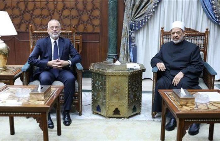 الإمام الأكبر يؤكِّد استعداد الأزهر لافتتاح مركزٍ لتعليم اللغة العربية في اليونان