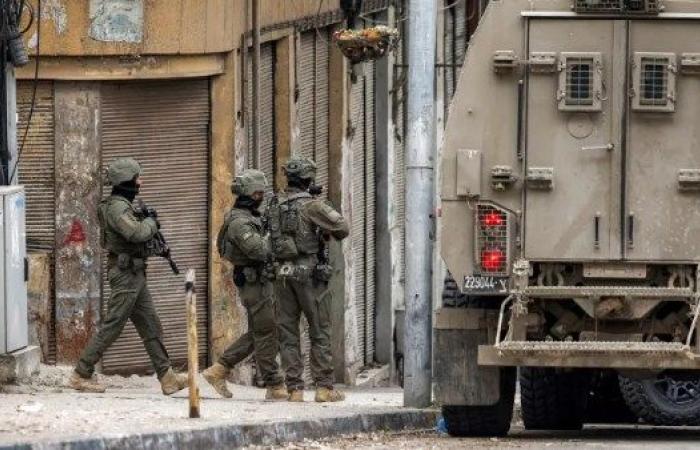 قوات الاحتلال تقتحم بلدة "إذنا" ومدينة الخليل.. وتحطم مركبات فى مخيم "الفوار"