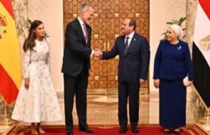 الرئيس السيسى والسيدة قرينته يصطحبان ملك وملكة إسبانيا فى جولة بأهرامات الجيزة