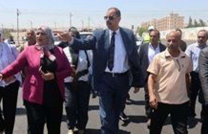 محافظ سوهاج يتفقد أعمال الرصف الجارية بطريق مدخل الكوامل الغربي بطول 3.7 كيلو متر