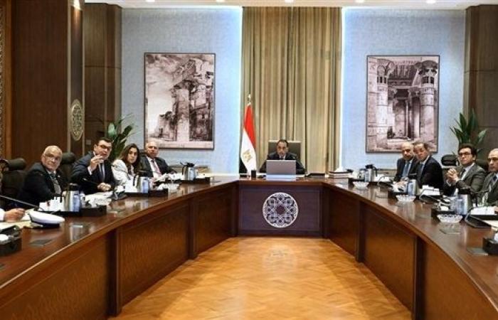 رئيس الوزراء يتابع تنفيذ الاشتراطات والضوابط والمعايير الخاصة بالإعلانات على الطرق العامة والمحاور