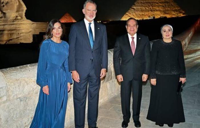 الرئيس السيسي والسيدة قرينته بصحبة ملك وملكة إسبانيا في جولة تاريخية بأهرامات الجيزة.. صور