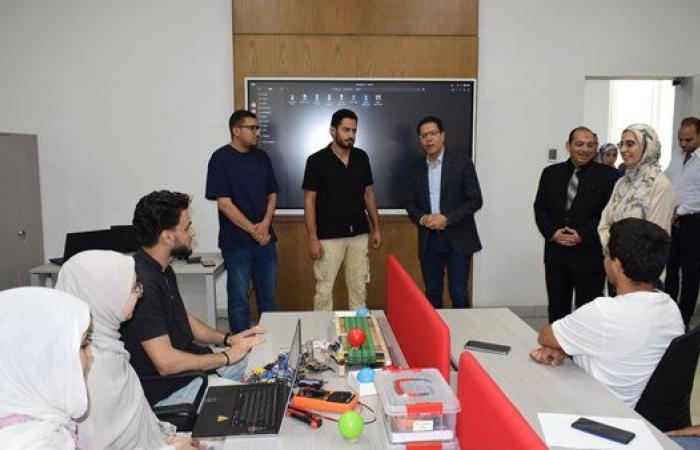 رئيس جامعة بنها يتابع برامج التدريب الصيفي للطلاب بمركز إبداع مصر الرقمية.. صور