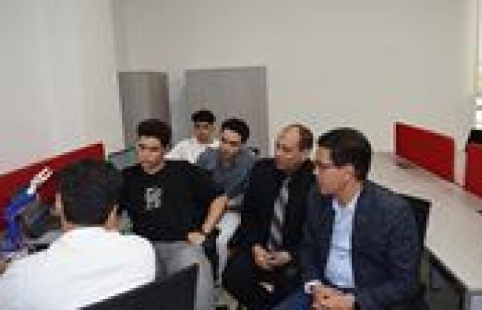 رئيس جامعة بنها يتابع برامج التدريب الصيفي للطلاب بمركز إبداع مصر الرقمية