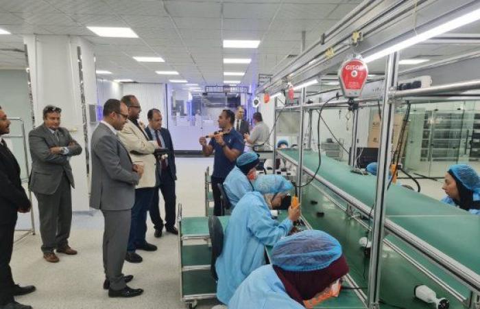 لتشجيع المنتج المحلى ودعم الصناعة المصرية.. مسئولى مياه سوهاج يتفقدون مصنع الكترونيات للهيئة العربية للتصنيع