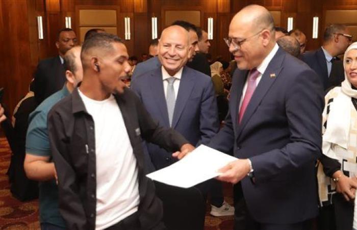 وزير العمل ومحافظ القاهرة يسلمان 100 عقد عمل لذوي الهمم لتعزيز الدمج الوظيفي