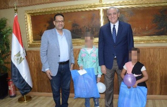 محافظ الغربية يسلم الزي المدرسي ويسدد مصروفات الطلاب