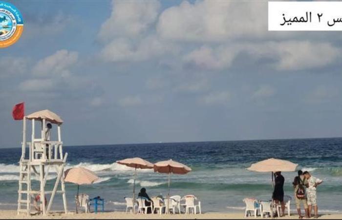 رفع الرايات الحمراء وتحذيرات للمصطافين على شواطئ الإسكندرية