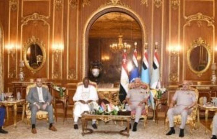 الفريق أول عبد المجيد صقر يلتقى وزير الدفاع لجمهورية جامبيا