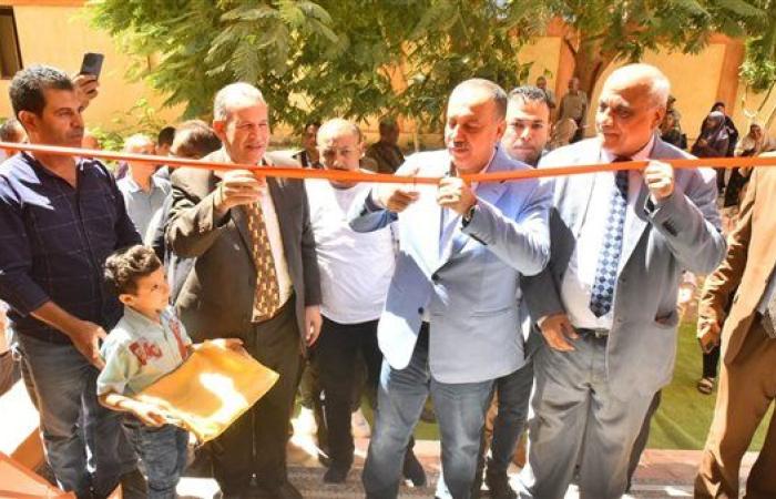 محافظ أسيوط يفتتح مدرسة حديثة ويحتفي بوزير التعليم بدرع المحافظة