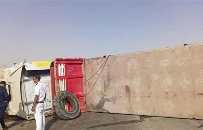 التحفظ على سائق تسبب في انقلاب سيارة نقل محملة بالذرة الصفراء بمنشأة القناطر