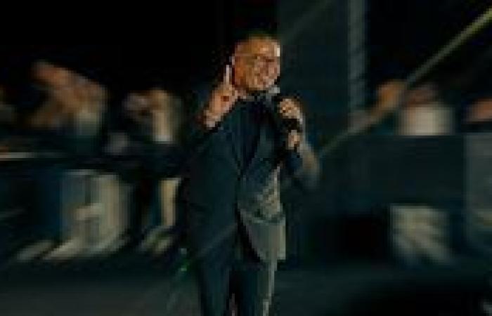 عمرو دياب يتألق في حفل خاص بسفح الأهرامات