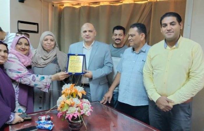 مديرية تموين بني سويف تُكرم موظفة لبلوغها سن المعاش في ليلة وفاء وعرفان