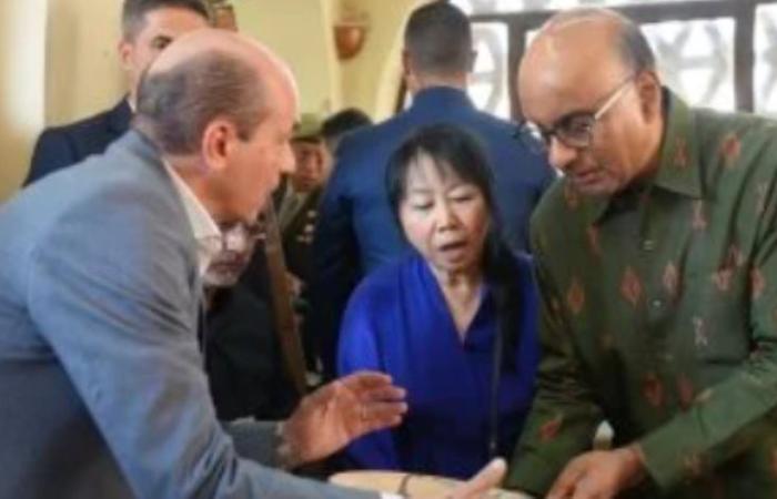 الرئيس السنغافوري يبدأ زيارته الرسمية لمصر بزيارة مركز الحرف بالفسطاط
