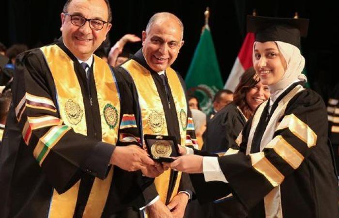 وزير قطاع الأعمال يشهد حفل تخرج دفعة جديدة من طلبة البكالوريوس بالأكاديمية العربية