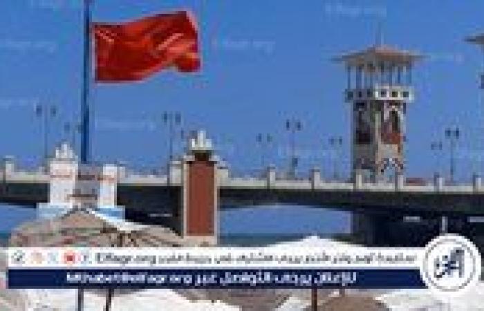 عدسة الفجر ترصد في تقرير مصور.. إغلاق شواطئ الإسكندرية ورفع الرايات الحمراء
