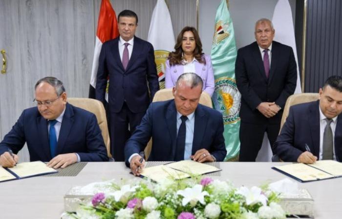 وزيرا التنمية المحلية والزراعة ومحافظ الوادي الجديد يشهدون توقيع بروتوكول لإنشاء أول مركز متكامل لانتاج الحرير الطبيعي بمدينة الخارجة