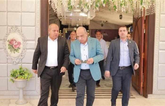 وزير الكهرباء  يتفقد غرفة عمليات المراقبة  ومركز خدمات عملاء الشيخ زايد بشركة القناة